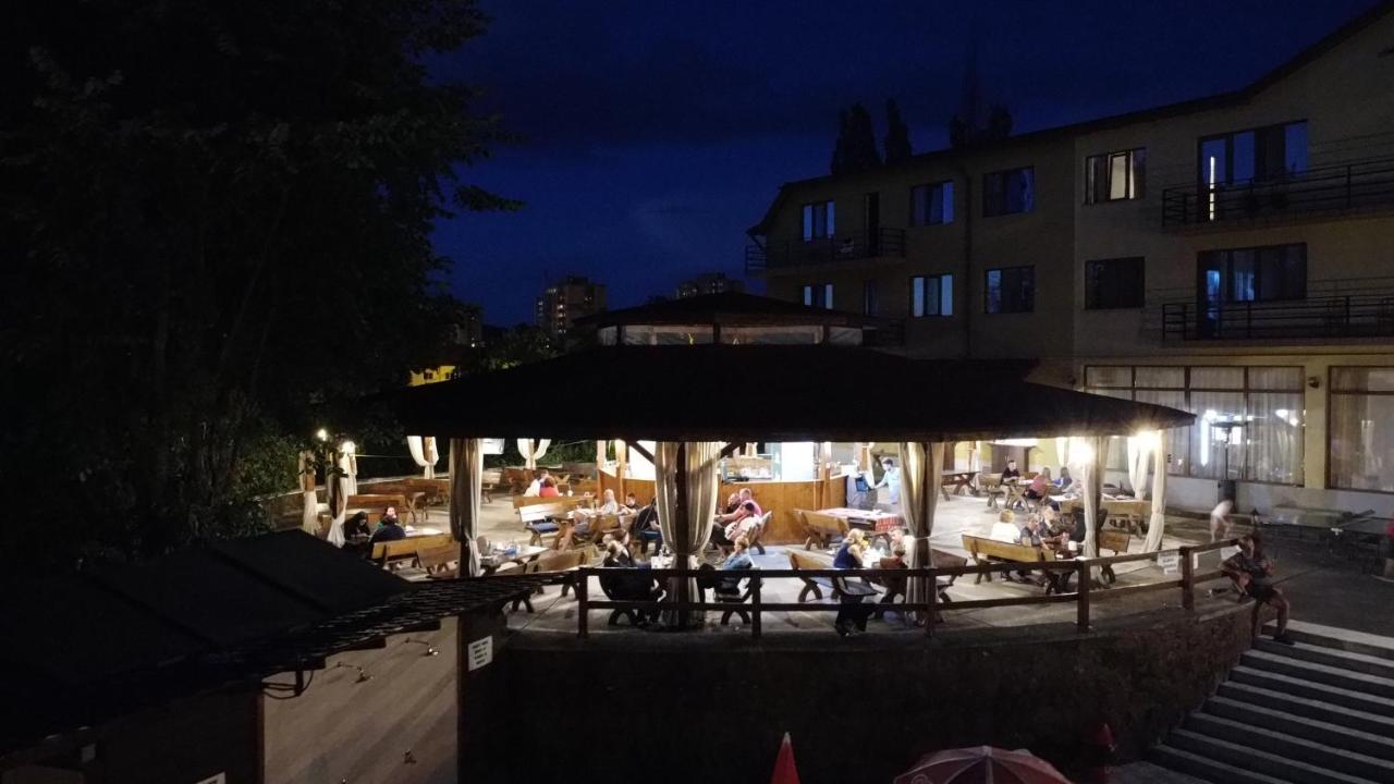 Hostel Restaurant Ciuperca Hunedoara Exterior photo
